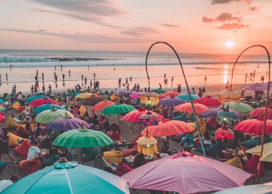 La-Plancha-Sunset-Bar-on-Seminyak-Beach-Bali-Indonesia-900x643