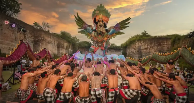 Tari-Kecak-GWK-Tempat-Nonton-Tari-Kecak-di-Bali-Traveloka-Xperience