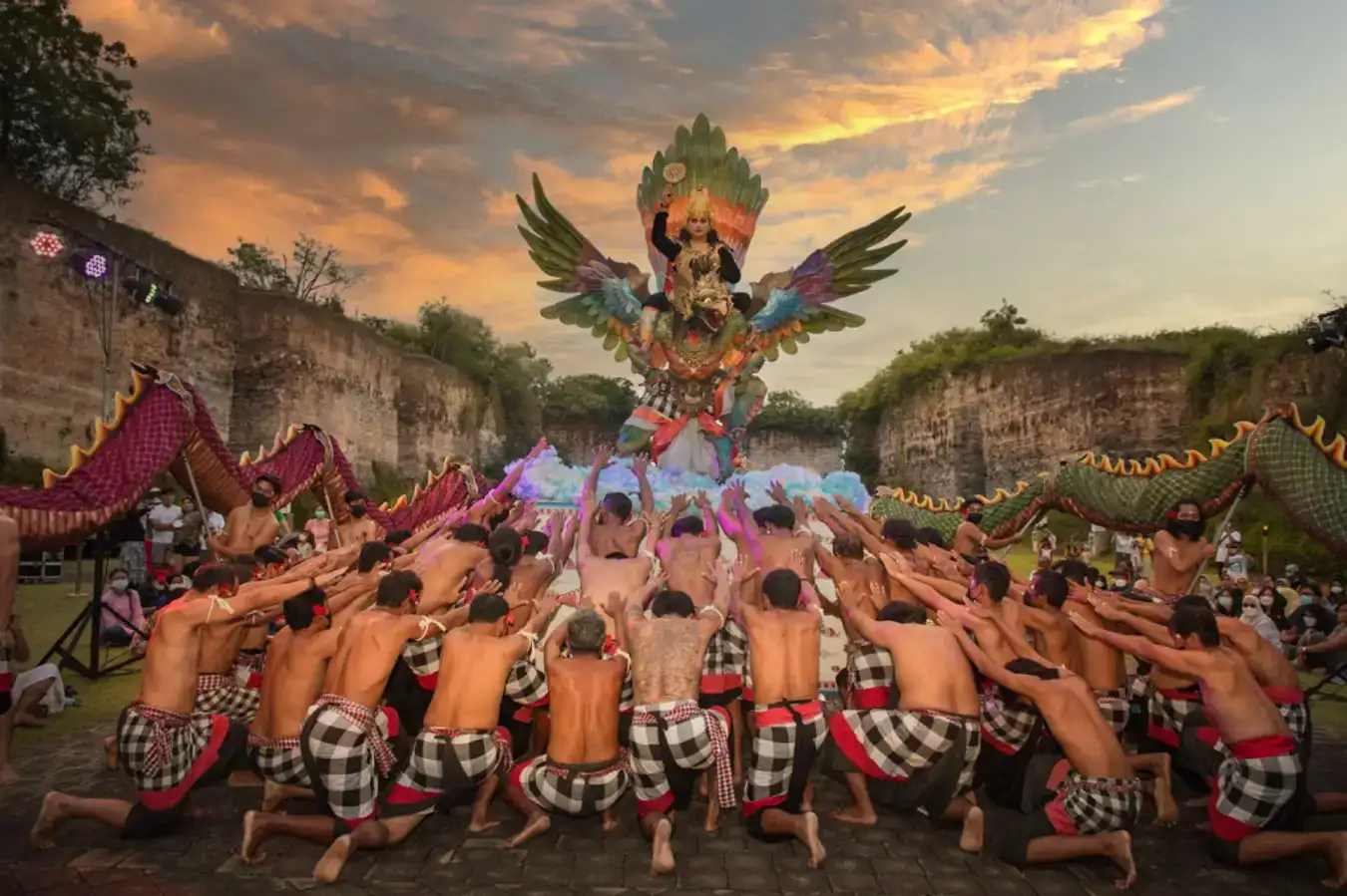 Tari-Kecak-GWK-Tempat-Nonton-Tari-Kecak-di-Bali-Traveloka-Xperience