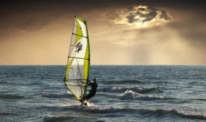 Selancar Angin (Windsurfing)