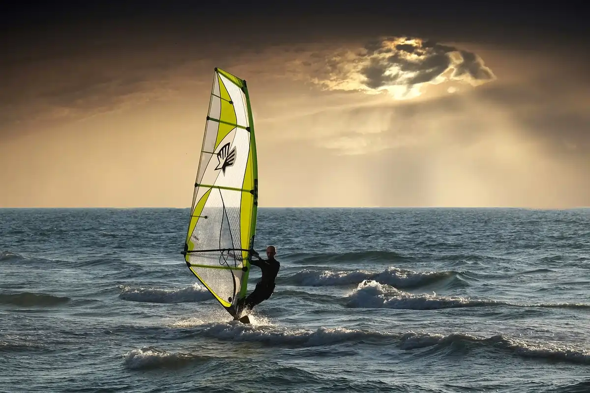 Selancar Angin (Windsurfing)