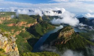 Blyde River Canyon, Afrika Selatan – Ngarai terbesar di dunia yang dipenuhi dengan formasi batuan yang menarik Blyde River Canyon, Afrika Selatan – Ngarai terbesar di dunia yang dipenuhi dengan formasi batuan yang menarik